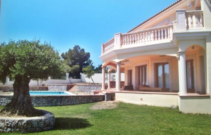 Chalet con jardín y piscina